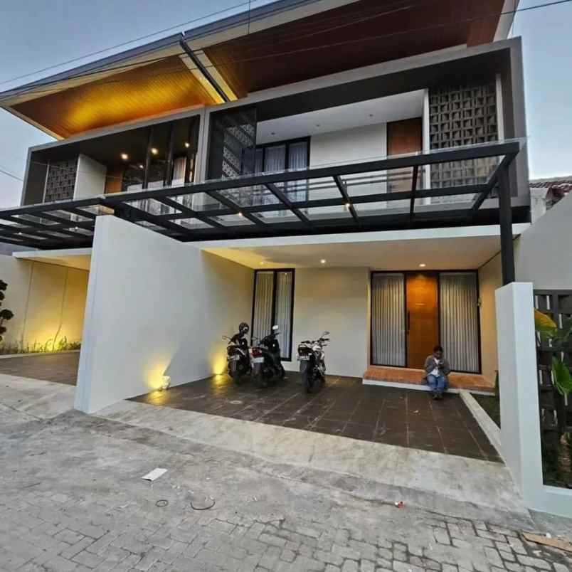 rumah 2 lantai full furnished di sleman 5 menit ke ugm