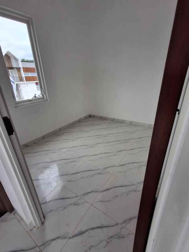 rumah 2 lantai lokasi samping tol malang