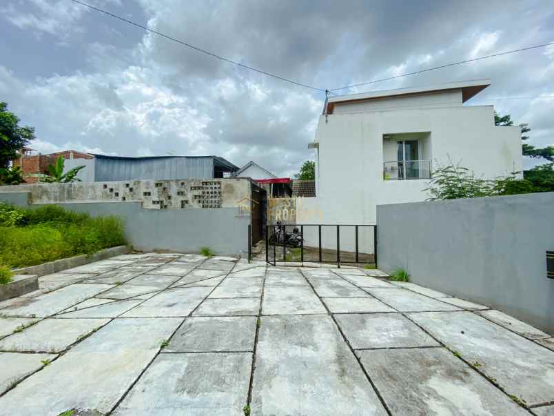 rumah 2 lantai strategis di kawasan maguwoharjo sleman