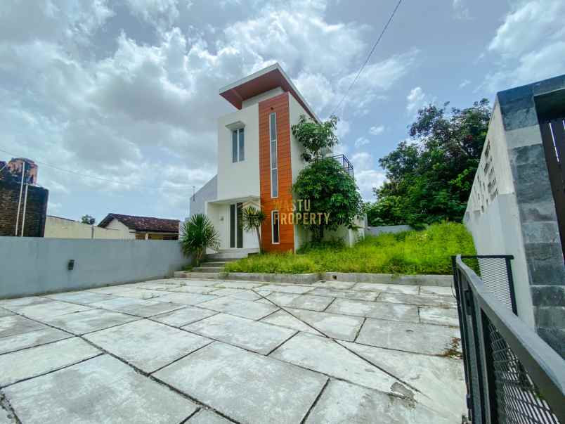 rumah 2 lantai strategis di kawasan maguwoharjo sleman