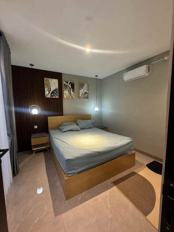 rumah 2 lantai tepi aspal jl kapten haryadi