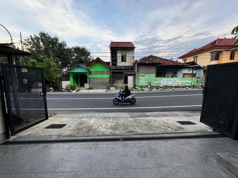 rumah 2 lantai tepi aspal jl kapten haryadi