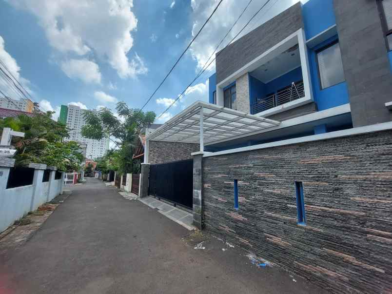 rumah 2 lantai unfurnished shm di lelang harga menarik