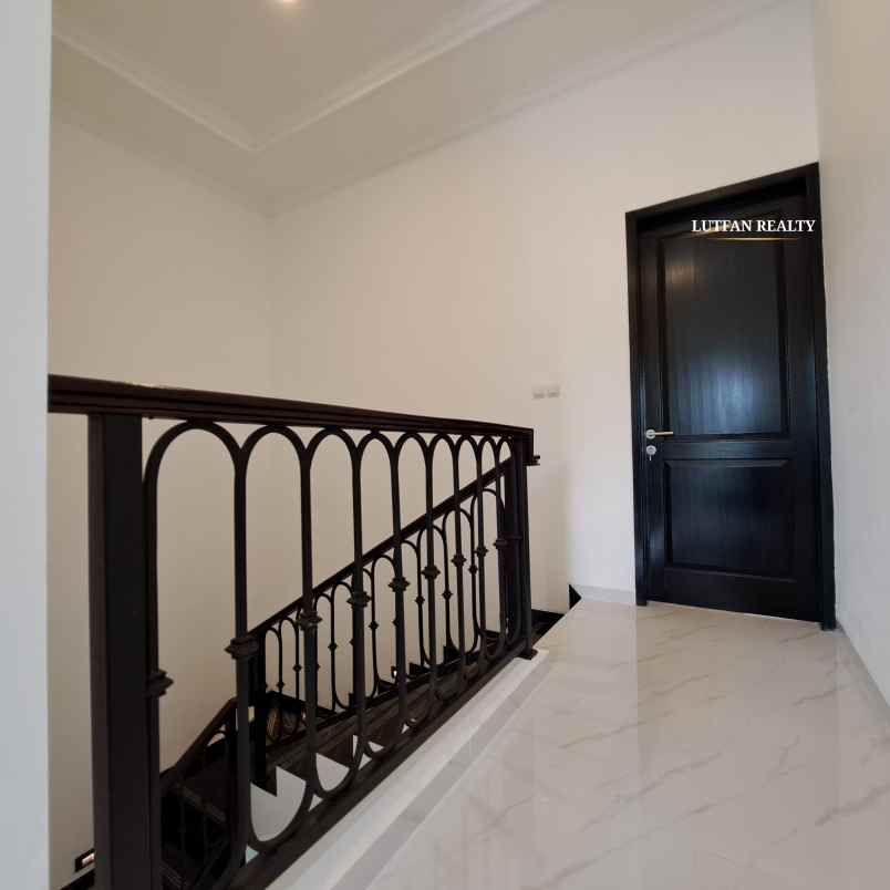 rumah american classic dalam cluster dekat taman kota