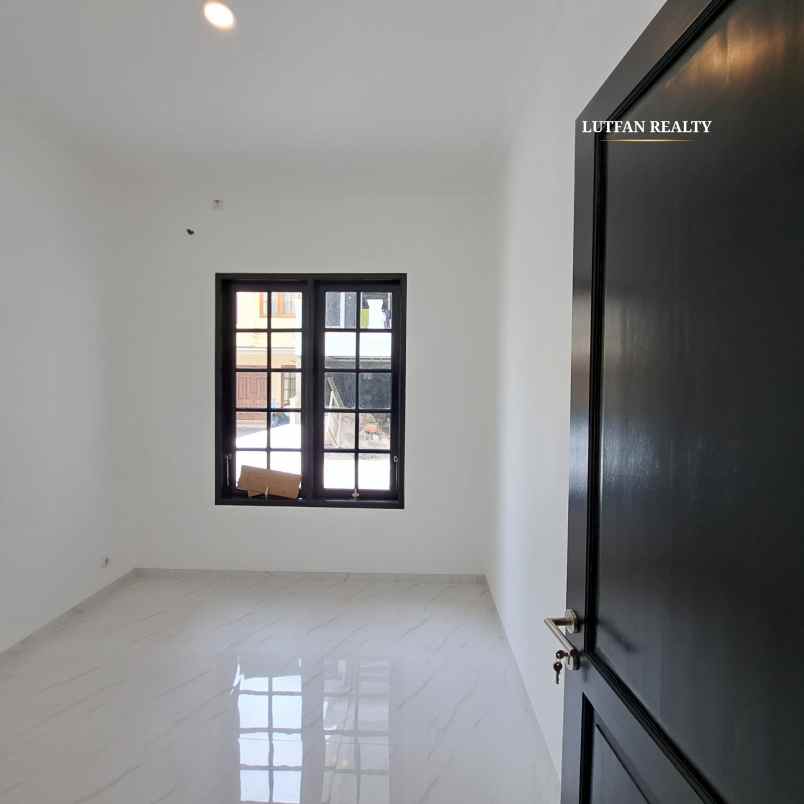 rumah american classic dalam cluster dekat taman kota