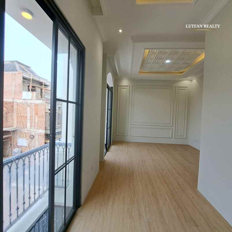 rumah american classic jagakarsa dalam cluster