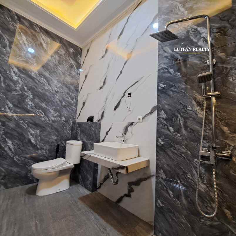 rumah american classic jagakarsa dalam cluster