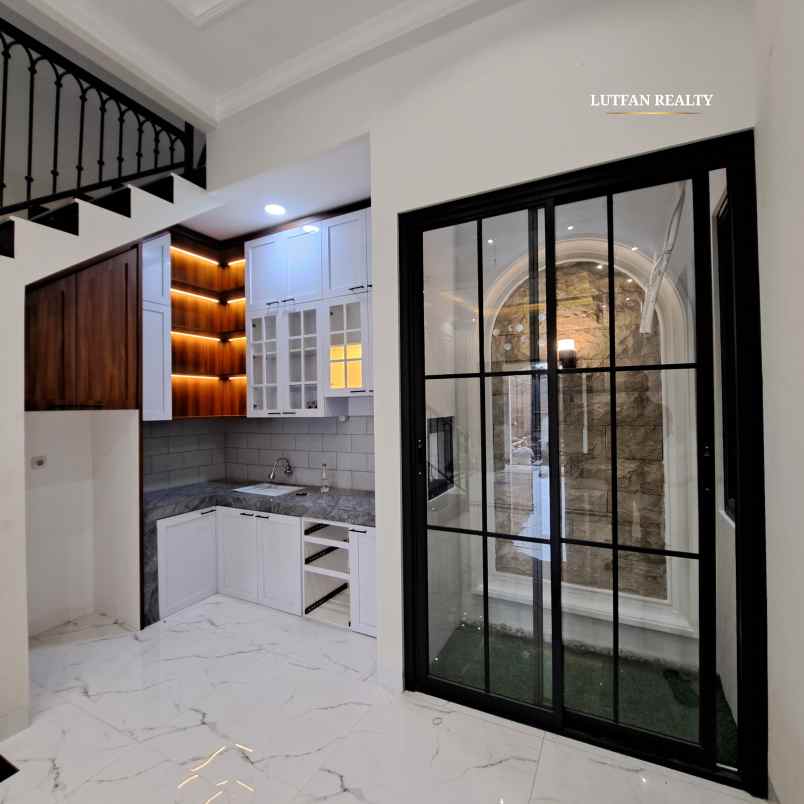 rumah american classic jagakarsa dalam cluster