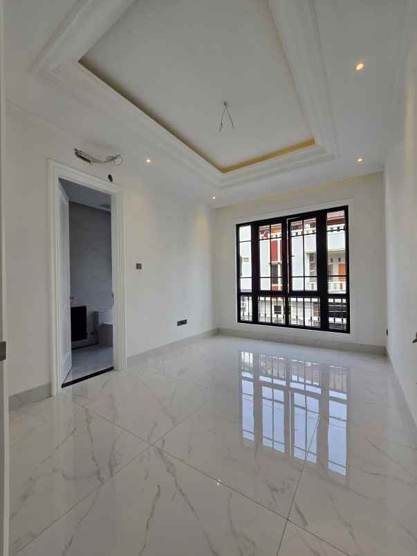 rumah baru american classic di cempaka putih jakpus