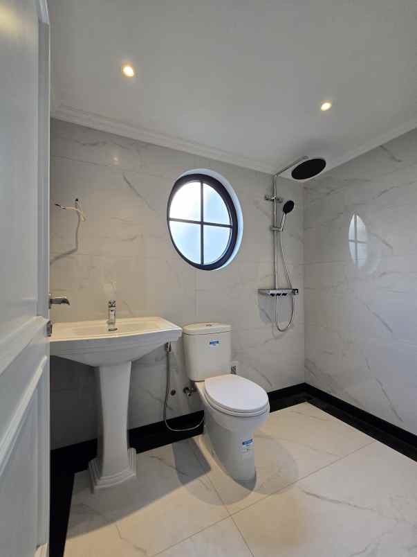 rumah baru american classic di cempaka putih jakpus