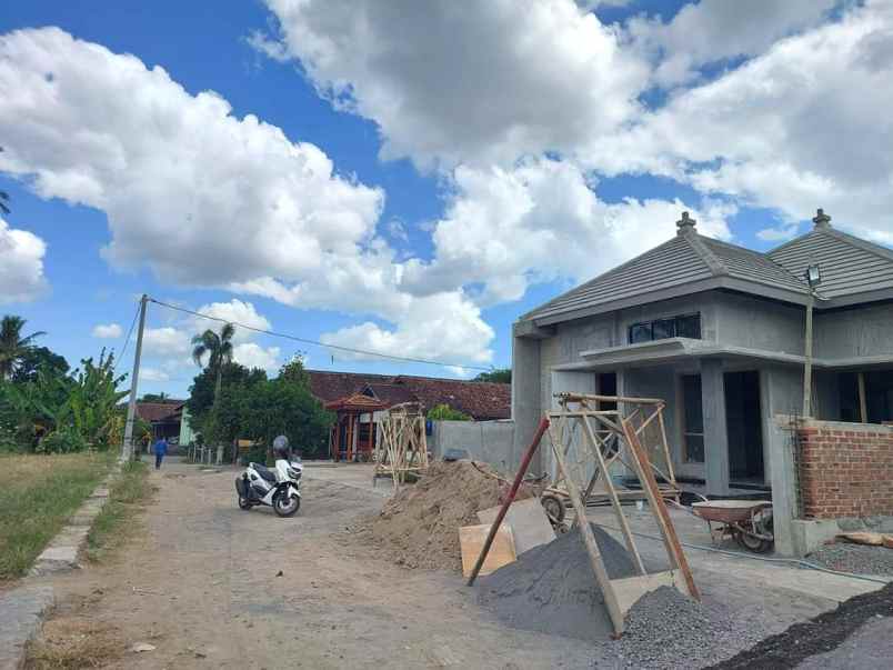 rumah baru proses bangun di nusupan jalan kabupaten