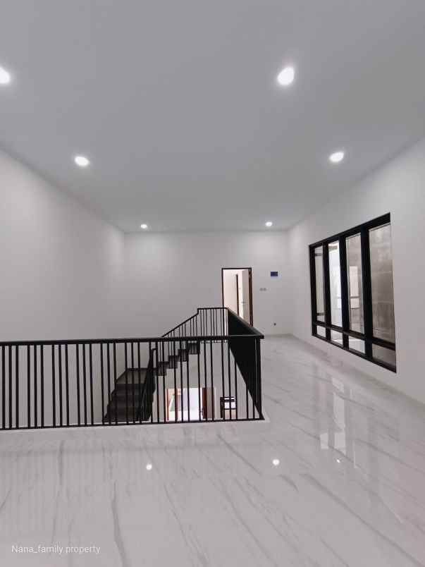 rumah baru siap huni di area kembangan meruya