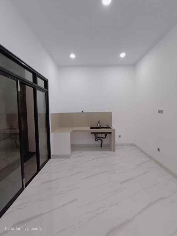 rumah baru siap huni di area kembangan meruya