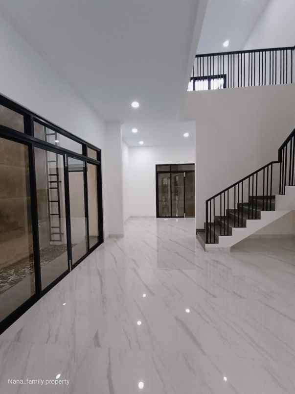 rumah baru siap huni di area kembangan meruya