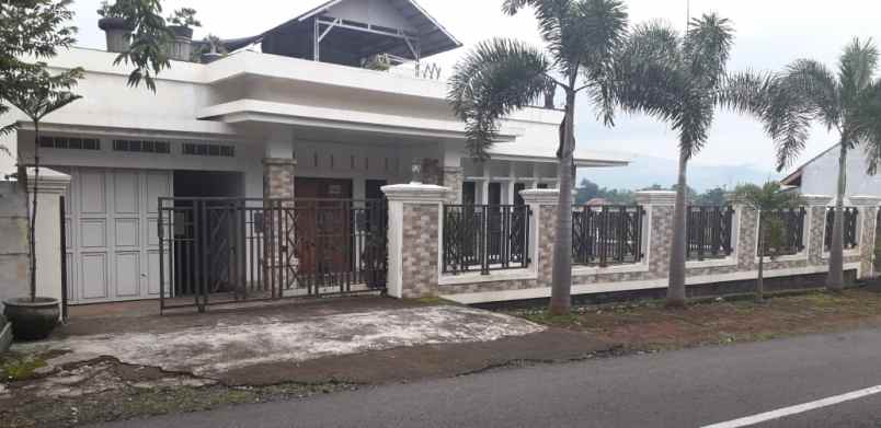 rumah besar di cibatu garut