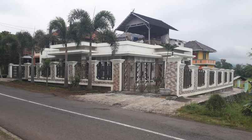 rumah besar di cibatu garut