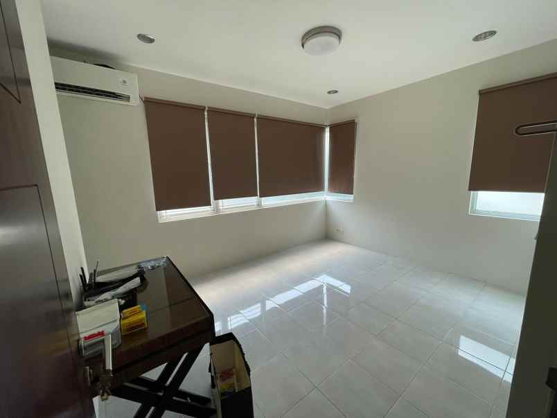 rumah cantik semi furnished di mahogany