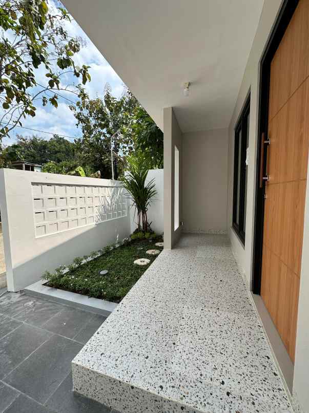 rumah cantik siap huni barat pasar godean