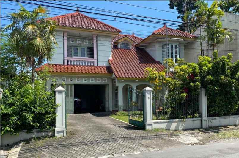 rumah classic mewah nuansa spanyol di lempong sari