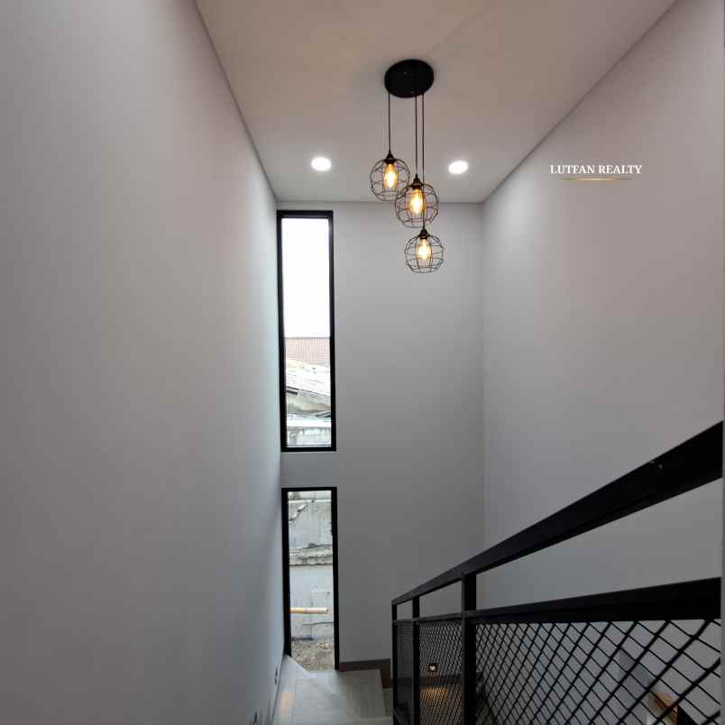 rumah condet jakarta timur 3 lantai dalam cluster