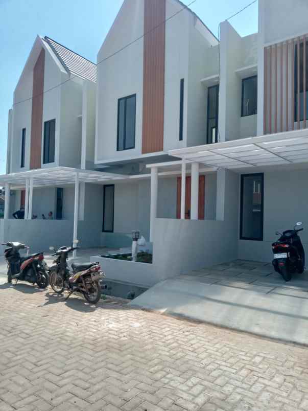 rumah dua lt harga minimalis akses mewah