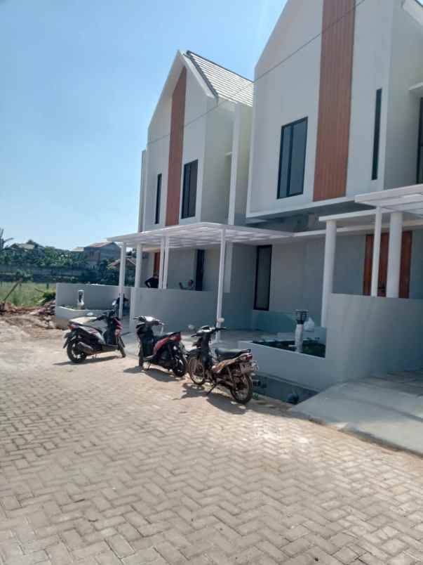 rumah dua lt harga minimalis akses mewah