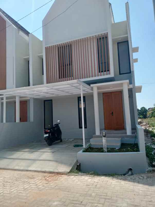 rumah dua lt harga minimalis akses mewah