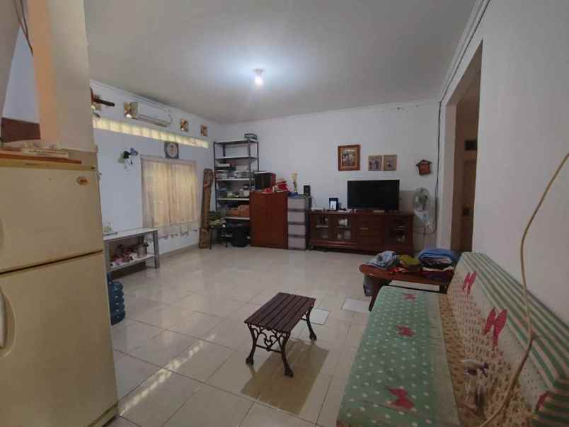 rumah hommy 2 lantai di pinggir jalan jakarta bogor