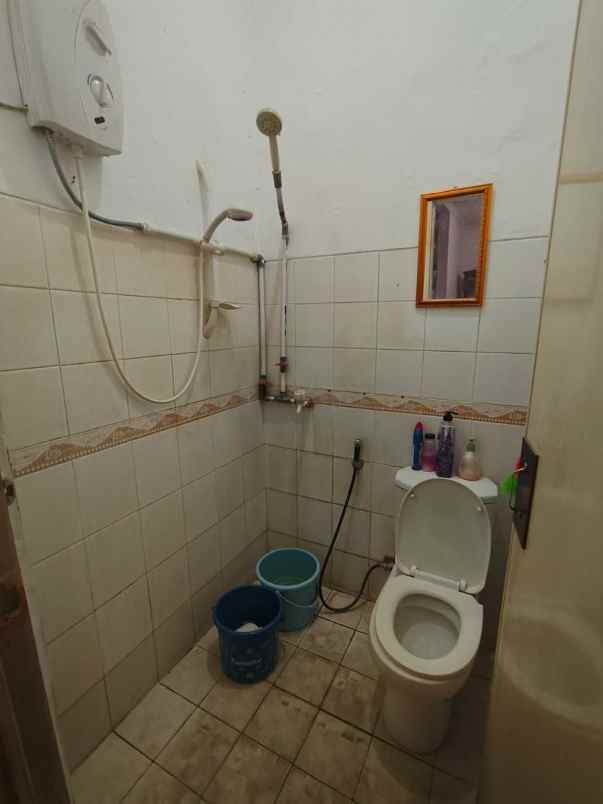 rumah hommy 2 lantai di pinggir jalan jakarta bogor