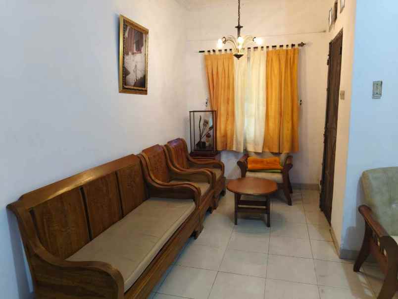 rumah hommy 2 lantai di pinggir jalan jakarta bogor