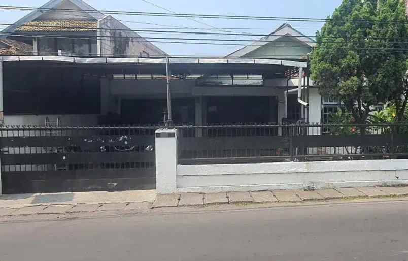 rumah luas strategis di jalan raya jambangan surabaya