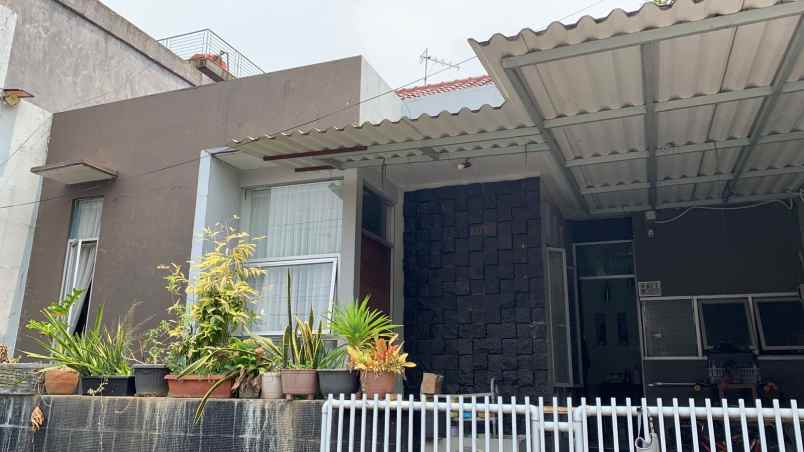 rumah mentereng harga beken di taman depok permai