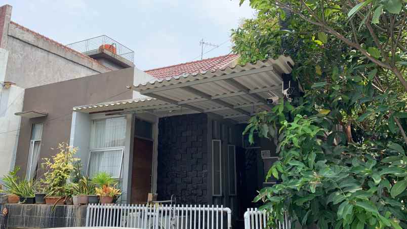 rumah mentereng harga beken di taman depok permai