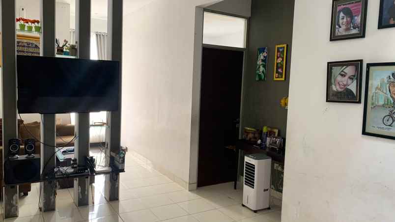 rumah mentereng harga beken di taman depok permai