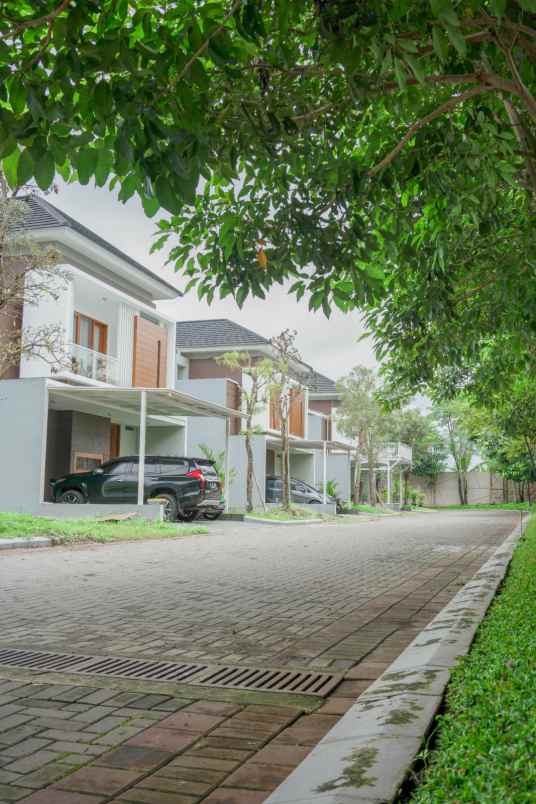 rumah mewah 5 menit kampus uty kpr ready