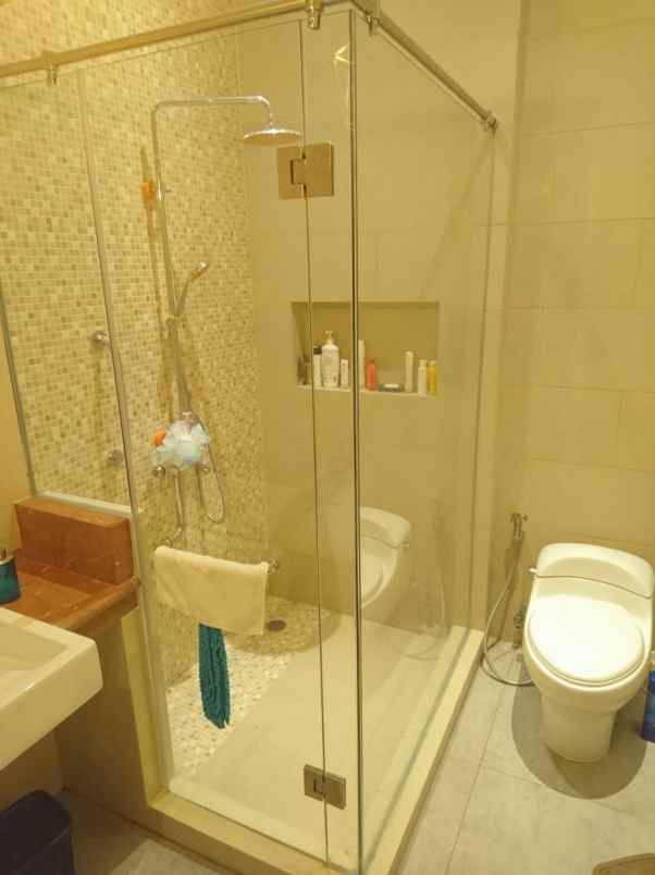 rumah mewah di komplek bulog jatimelati bekasi