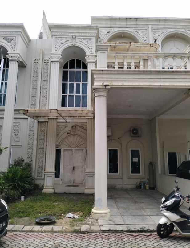 rumah mewah di komplek royal platinum