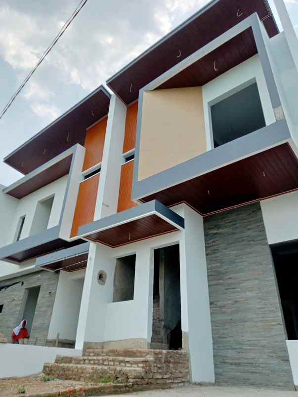 rumah mewah harga ramah dekat pusat solo baru