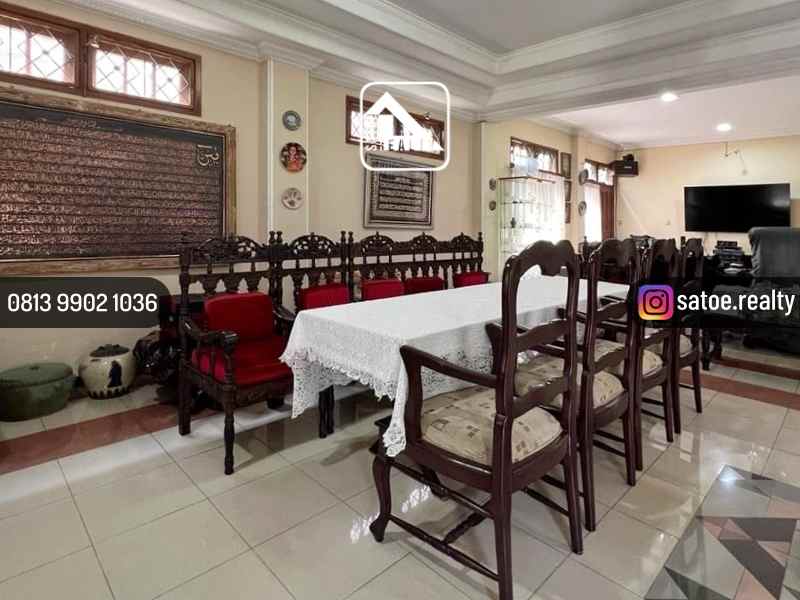 rumah mewah klasik dengan taman luas di jagakarsa