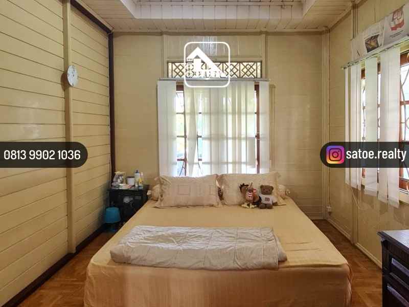 rumah mewah klasik dengan taman luas di jagakarsa