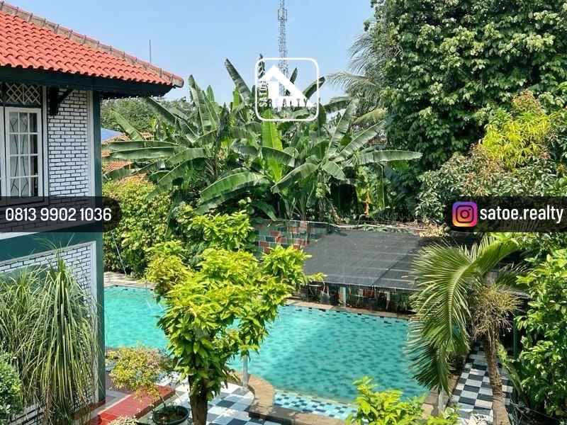 rumah mewah klasik dengan taman luas di jagakarsa