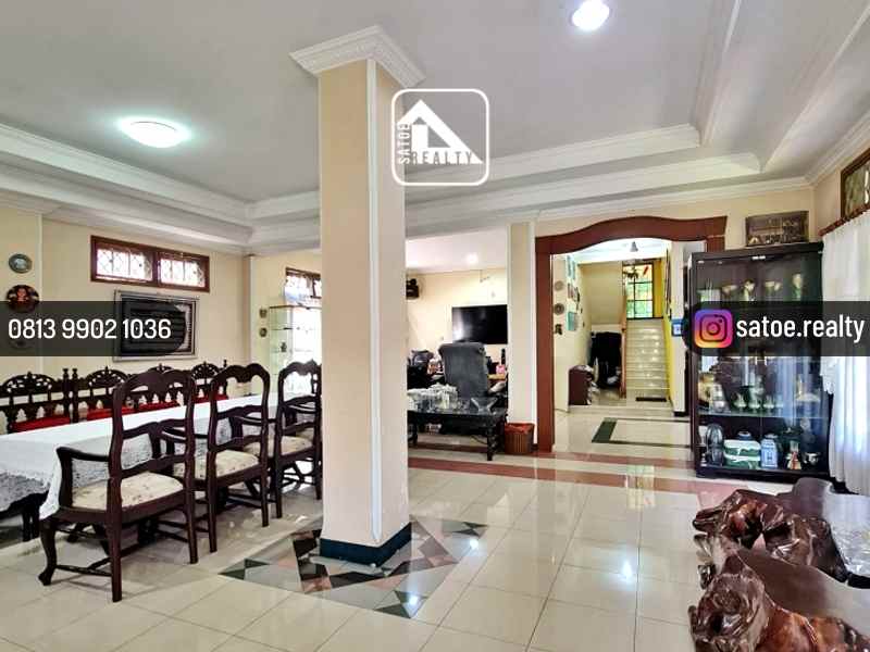 rumah mewah klasik dengan taman luas di jagakarsa