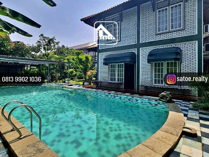 rumah mewah klasik dengan taman luas di jagakarsa