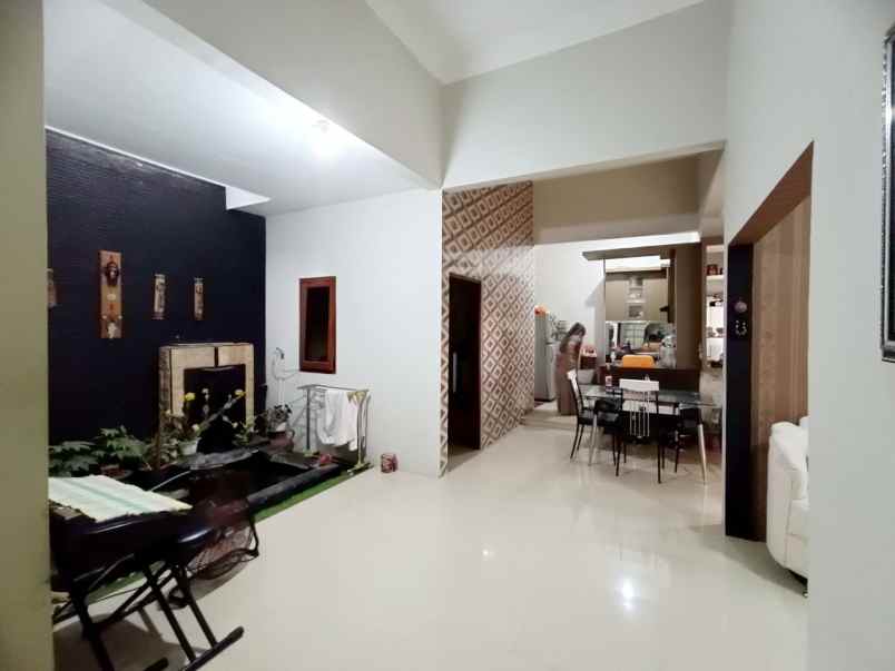 rumah mewah murah 2lt semi furnish di triyagan skh