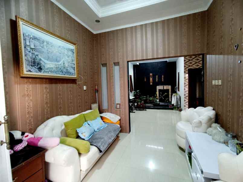 rumah mewah murah 2lt semi furnish di triyagan skh