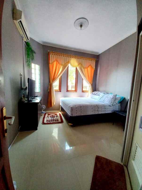 rumah mewah murah 2lt semi furnish di triyagan skh