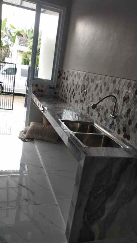 rumah minimalis klasik bangunan baru di gunung sindur