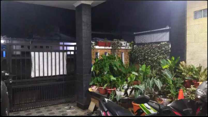 rumah nyaman 3lantai dekat stasiun depok lama