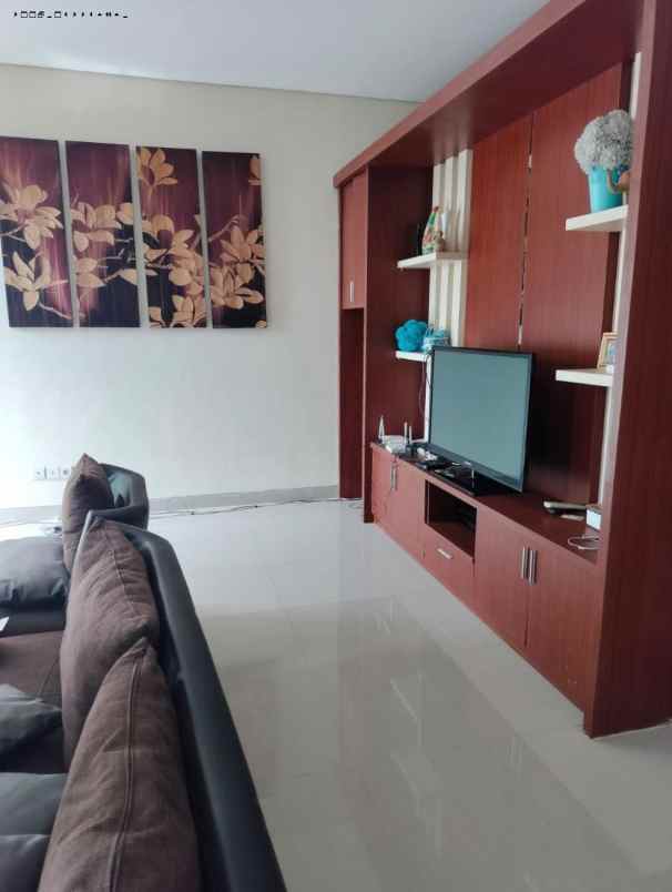 rumah palm beach pakuwon city strategis