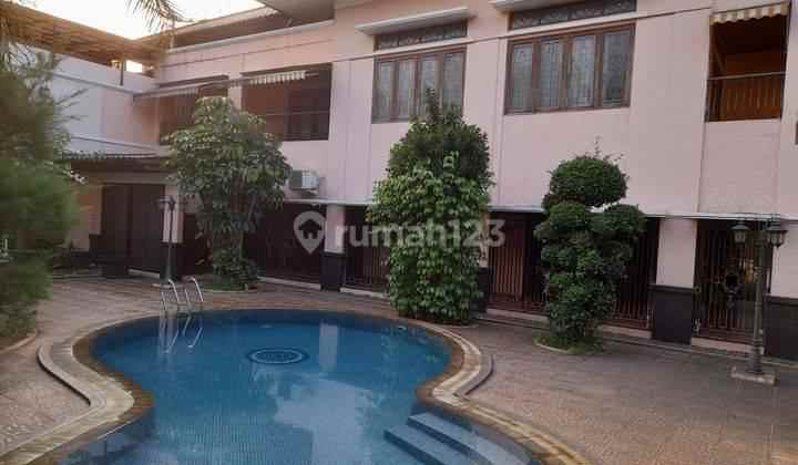 rumah plus kolam renang luas raffles hills cibubur